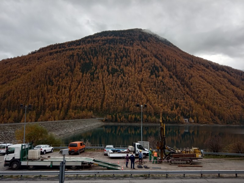 Grazie alla realizzazione della presente campagna di indagini geognostiche sarà possibile realizzare le operazioni di ampliamento del parcheggio lungo la S.S. n. 38 nel minor tempo possibile e riducendo i costi dell’intervento.